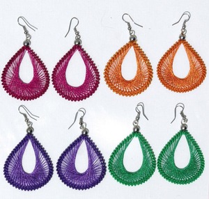 Pendientes colgantes de moda peruana hechos a mano tejidos con hilo de seda colorido joyería artesanal en línea con materiales naturales - Product Image 1