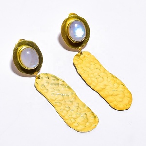 Bijoux de boucle d'oreille de pierres précieuses en laiton plaqué or de haute qualité, bijoux en laiton de pierre de lune arc-en-ciel plaqué or de 2.5 microns, bijoux antiques - Product Image 1