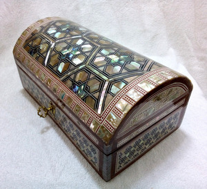 Caja de Joyería Rectangular de Lujo J27 con Cerradura de Madera y Madreperla - Product Image 1