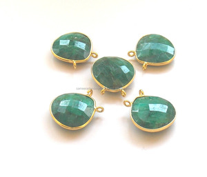 Piedra preciosa Esmeralda teñida de Plata de Ley 925 con conector de bisel de moda en forma de corazón facetado hecho a mano chapado en oro - Product Image 2