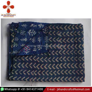 Couvre-lit traditionnel indien fait à la main en kantha, en sari vintage indigo - Product Image 1