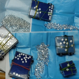 เพชรสังเคราะห์สีขาวขนาดใหญ่ 4-8 มม. ทรงกลมเจียระไนแบบบริลเลียนท์ ขัดเงา ได้รับการรับรองจาก IGI ผลิตด้วยวิธี CVD และ HPHT - Product Image 1