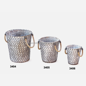 Macetero redondo galvanizado con soporte para alambre de pollo y mango de yute - Product Image 1