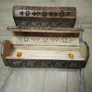 Nuevos y populares quemadores de caja de varitas de incienso talladas en madera de mango antiguo con trabajo de metal al por mayor de La India. - Product Image 1