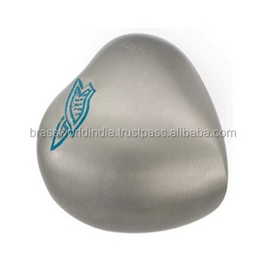 Urne de crémation en forme de cœur gris en étain par brasworld, fournitures commémoratives indiennes - Product Image 1