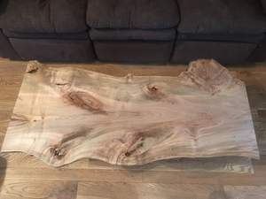 Mesa de centro de madera de acacia con borde vivo de estilo indio - Product Image 3