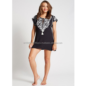 Tunique de plage courte élégante et décontractée Col brodé floral Aari Chaîne de pompons en dentelle Fournisseurs de gros Naturel pour les centres de villégiature - Product Image 1