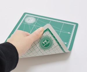 Alfombrilla de corte de PVC reciclado básico A2 60X45cm 3mm de espesor 3 capas autorreparable precio al por mayor barato - Product Image 2