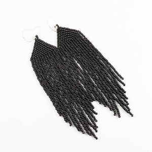 Pendientes largos negros con flecos y cuentas, pendientes de cuentas pequeñas, hechos a mano, felicidad - Product Image 1