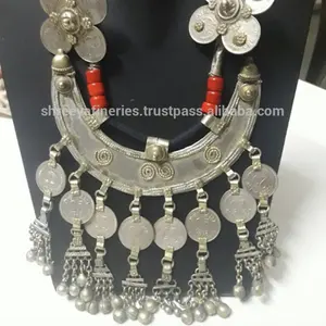 สร้อยคอชนเผ่าวินเทจรูปทรงดวงจันทร์ - Product Image 1