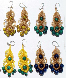 Pendientes de gota de hilo tejido peruano nativo Cuentas de semillas redondas naturales Joyería de moda con cuentas de colores Diseño de hilo tejido elegante - Product Image 1