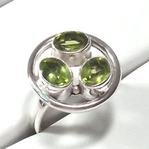 Péridot vert argent sterling 925 forme ronde trois pierres ovales bague légère éternité vermeil bague en pierres précieuses - Product Image 1