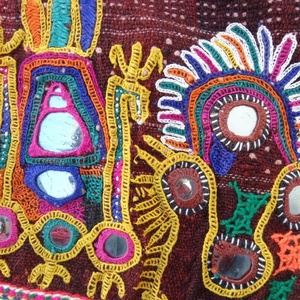 Gros rare brodé à la main en laine tribal rabari châle vintage bohème fait main kutchi couverture - Product Image 3