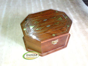 กล่องไม้ที่สวยงามและออกแบบทำด้วยมือพร้อมงานสลักทองเหลืองขัดเงา - Product Image 2