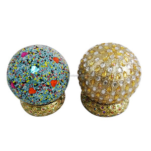 Bolas de Navidad decorativas de varios colores con purpurina a la moda, adornos de árbol, adornos navideños redondos de plástico de la India - Product Image 3