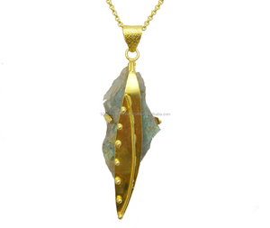 Vente en gros de pendentifs en Labradorite de style vintage plaqué or design unique avec breloques en métal améthyste et pierre principale en laiton - Product Image 1