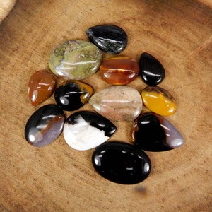 Vente en gros 50 grammes cabochon en onyx noir naturel serti de bijoux en pierres précieuses de couleur rouge - Product Image 1