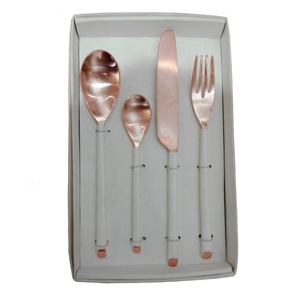 ชุดช้อนส้อมสแตนเลสปลอมแปลงด้วยมือมีด้ามจับเคลือบสีขาวโรสโกลด์มิเรอร์สีทองแดงตกแต่งบ้านด้วยสัจพจน์ - Product Image 1