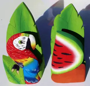 Art populaire moderne porte-serviettes en bois de balsa décoratif maison cuisine coloré perroquet oiseaux artisanat d'Équateur - Product Image 1