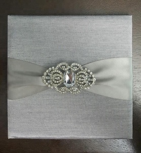 เข็มกลัดคริสตัลวินเทจประดับประดาผ้าไหมไทยกระเป๋าแต่งงานพับคำเชิญ - Product Image 3