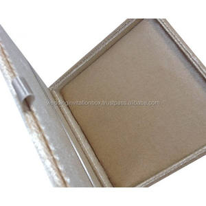 Caja de boda de terciopelo champán para tarjetas de invitación acrílicas - Product Image 2