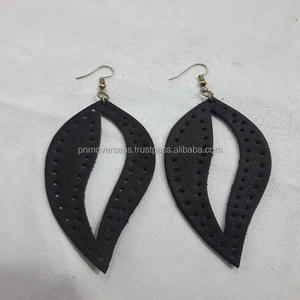 Pendientes de cuero unisex con forma de hoja para regalos y fiestas - Product Image 4