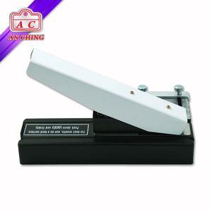 Perforatrice de cartes en plastique à une main pour trous de formatage - Product Image 2