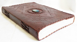 Journal en cuir fait à la main vintage artistique Design en pierre gaufrée avec deux serrures centrales et coutures latérales, écriture de journal de qualité - Product Image 4