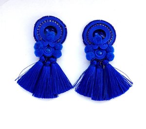 Boucles d'oreilles à pompons en cobalt, magnifiquement faites à la main, bleues, à clipser - Product Image 1