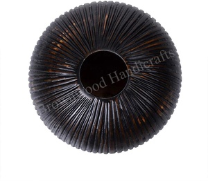 Vase artisanal en bois de manguier pour la décoration intérieure avec un design sculpté artistique idéal pour les formes personnalisées de fleurs artificielles disponibles en Inde - Product Image 3