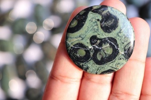 พลอยแคมบาบาแจสเปอร์ธรรมชาติคุณภาพสูง AAAAA ขายส่งจำนวนมาก ขัดเงาสีเขียว ได้รับการรับรองจาก IGI พร้อมเอฟเฟกต์ดาว สำหรับทำเครื่องประดับ - Product Image 3