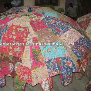 Parasol de jardin bohème de style Rajasthani, design unique fait à la main avec broderie et cadre en métal en forme de perroquet pour une utilisation décorative - Product Image 2