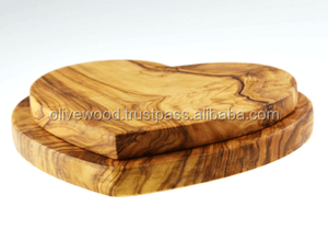 Bloc à découper en bois d'olivier écologique en forme de cœur, épaisseur 2 cm, longueur 18 cm, couleur naturelle, marque InterCraft, usage cuisine, modèle OL222 - Product Image 2
