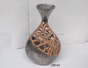 Jarrón de mesa de aluminio fundido de alta calidad Base de acabado de níquel rugoso con tapa de terracota Florería decorativa para el hogar - Product Image 3
