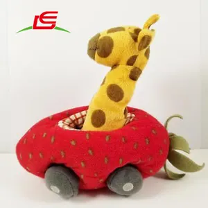 जिराफ स्ट्रॉबेरी रेस कार खड़खड़ आलीशान भरवां पशु खिलौना