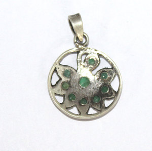 Pendentif Breloque Fleur en Émeraude Naturelle, Sertissage Clos, Argent Sterling Massif 925, Bijou Fait Main pour Cadeau, Vente en Gros - Product Image 2
