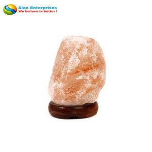 Sublimez votre espace avec la beauté naturelle d'une lampe en sel rose de l'Himalaya, sculptée à la main avec base en bois - Sian Enterprises - Product Image 6