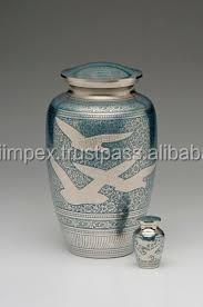 Urna de cremación pulida y brillante de la mejor calidad para cenizas humanas y suministros funerarios con recuerdos de corazón y fichas a juego - Product Image 3