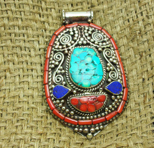 Colgante Nepalí Grande con Coral y Turquesa, Joyería Tibetana Hecha a Mano - Product Image 1