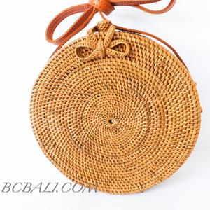Bolso redondo de mimbre con correa de cuero, hecho a mano, diseño balinés - Product Image 2