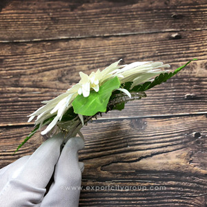 Grande fleur en tissu gerbera blanche avec feuille, accessoires élégants pour le coiffage par Sunne Tropical - Product Image 4