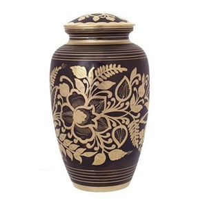 Lujosas urnas de cremación de latón, grabado de flores, tamaño personalizado, alta calidad estándar para servicios funerarios, tradicional real - Product Image 2