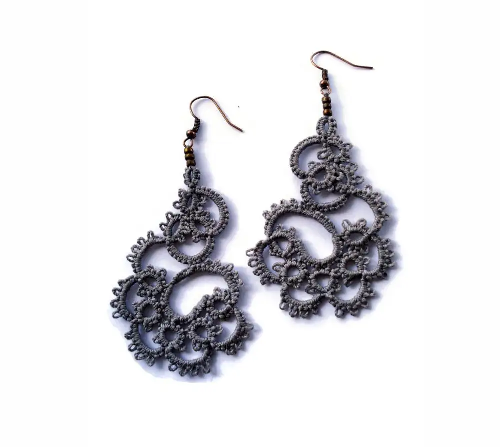 Tatted lace earrings in grey//Tatting lace//frivolite//Tatted jewelry