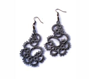   Pendientes de encaje tatuado hechos a mano en gris//Encaje tatuado//Frivolité//Joyería tatuada - Product Image 1