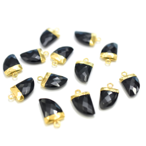 <b>Black</b> <b>Onyx</b> 13 to 15 MM Faceted Brass Pendant Horn Shape Gold Plated with Bail For Jewellery Making - Product Image 2