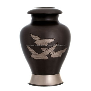 Suministros funerarios de calidad de urna de cremación Premium para adultos de Brassworld India - Product Image 4