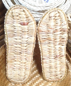 รองเท้าและรองเท้าแตะสานจากหญ้าทะเลและผักตบชวาของไทย - Product Image 5
