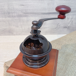 เครื่องบดกาแฟแบบมือหมุน ฮอลาร์ ผลิตในไต้หวัน สีแดงโบราณ/วอลนัท ทำจากไม้ยางและเหล็กหล่อ - Product Image 3