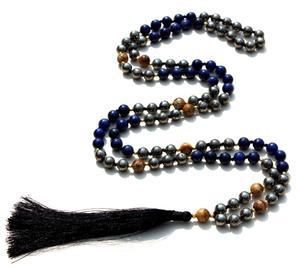 Collier unisexe en pierres précieuses faites à la main de style bohème avec un pompon en soie noué, perles naturelles assorties, lapis-lazuli de 8 mm - Product Image 2