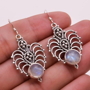 Vente en gros de boucles d'oreilles en argent sterling 925 avec pierre de lune arc-en-ciel, bijoux fins faits à la main pour les mariages et les fêtes - Product Image 1
